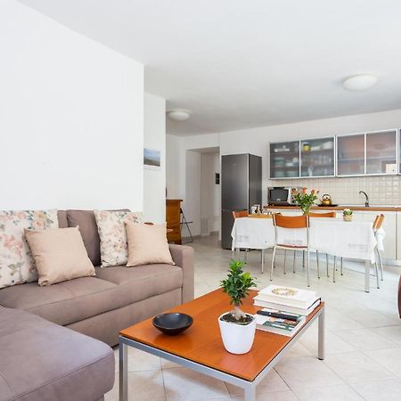 Spacious 3-Bedroom Apartment With Courtyard In Tempio Pausania - Perfect For Families المظهر الخارجي الصورة