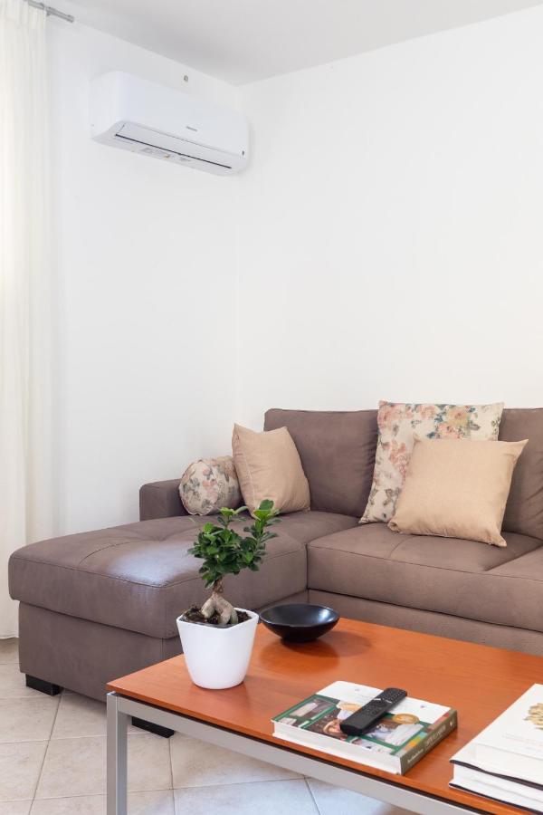 Spacious 3-Bedroom Apartment With Courtyard In Tempio Pausania - Perfect For Families المظهر الخارجي الصورة