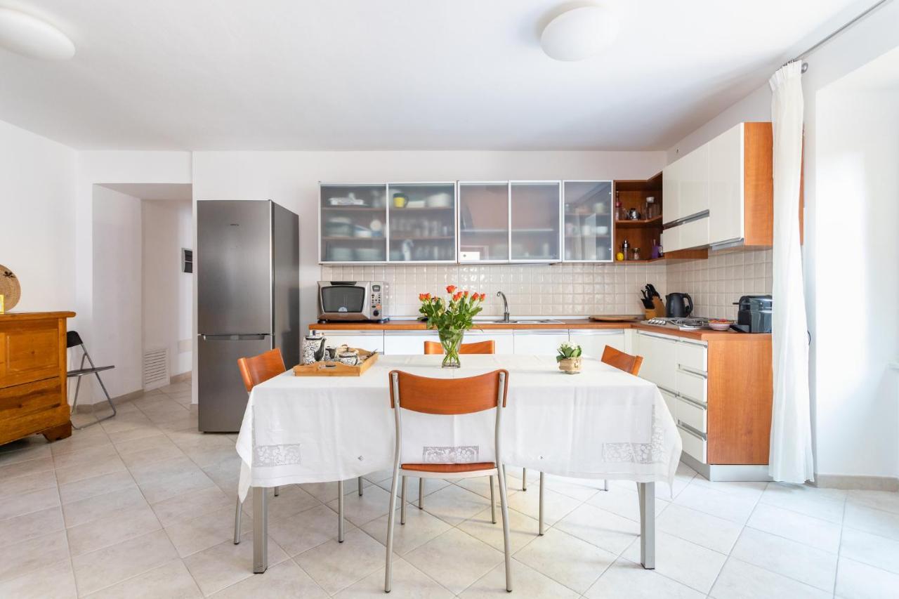 Spacious 3-Bedroom Apartment With Courtyard In Tempio Pausania - Perfect For Families المظهر الخارجي الصورة