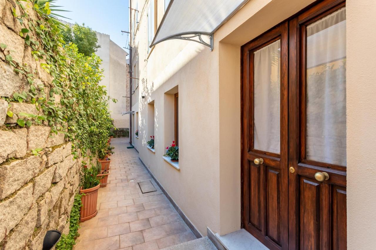 Spacious 3-Bedroom Apartment With Courtyard In Tempio Pausania - Perfect For Families المظهر الخارجي الصورة
